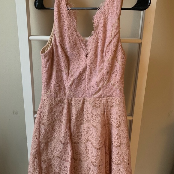 Pink lace dress - Picture 2 of 3